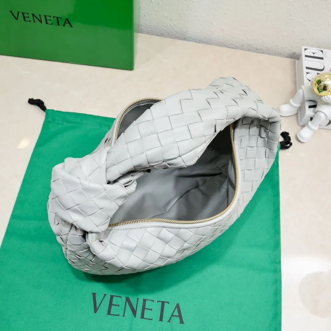 Batch 1460 BV Bottega Veneta's new medium-sized JODIE handbag BV bag for women 🔥The new method is to round the corners on the original basis, and knot the round hobo bag with classic woven leather. The most iconic triangular pull-out design is made of sheepskin hanging soft shape, which is super suitable for concave shapes~Jodie feels really gentle to people. It is definitely the best item for daily matching, unchanged weaving, new elements twist, versatile, and the new favorite of street style Internet celebrities! Size: 36*21*13 Model: 6697